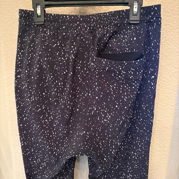 LULULEMON Women &go City Jogger Butterfly Black White Texture Pants Size 2-4 - Picture 5 of 6